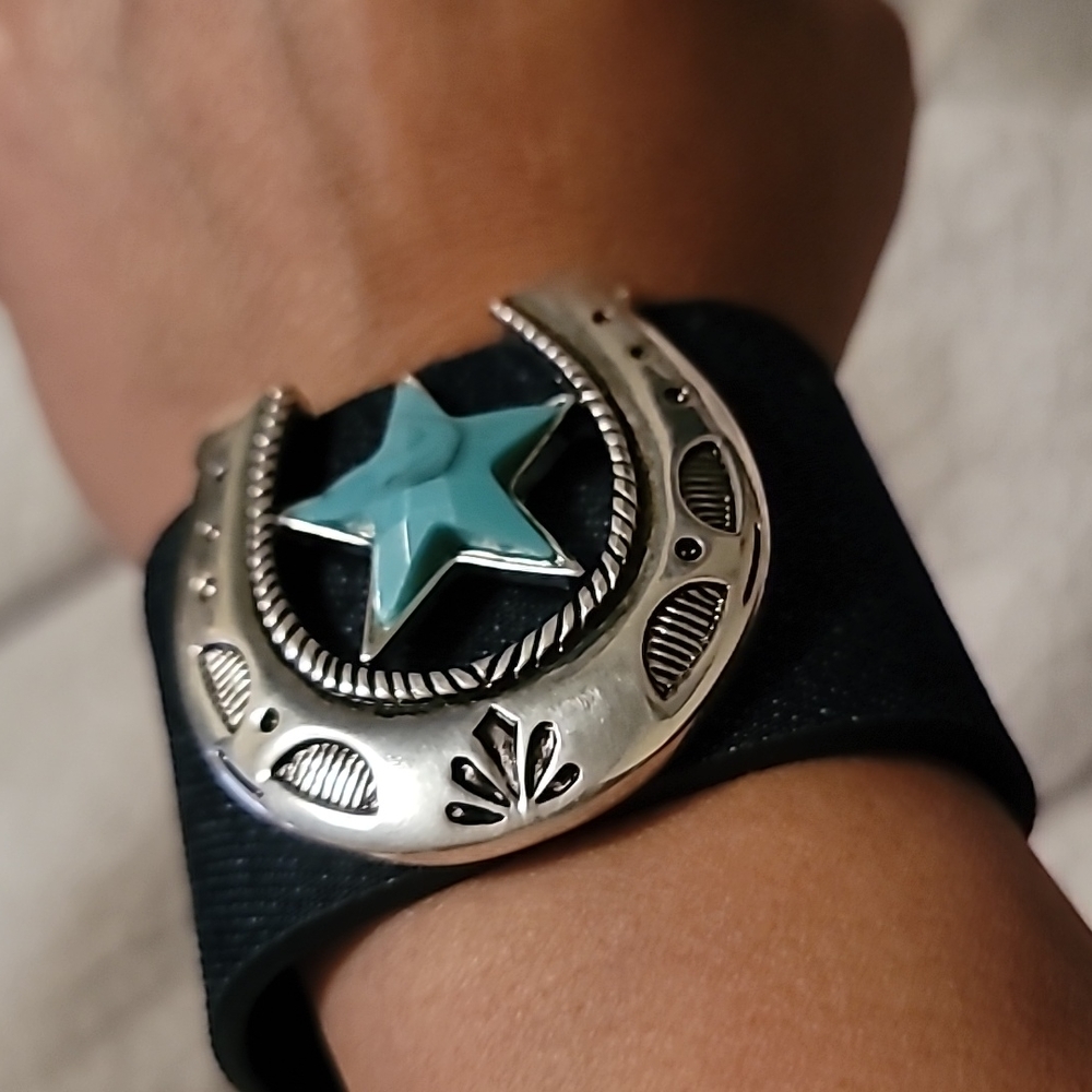 Horseshoe bracelet